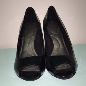 Black peep-toe heel
